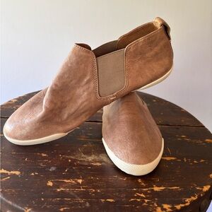 FRYE Melissa Brown Taupe-ish Leather Slip-Ons. W9. Great condition. Like butter.